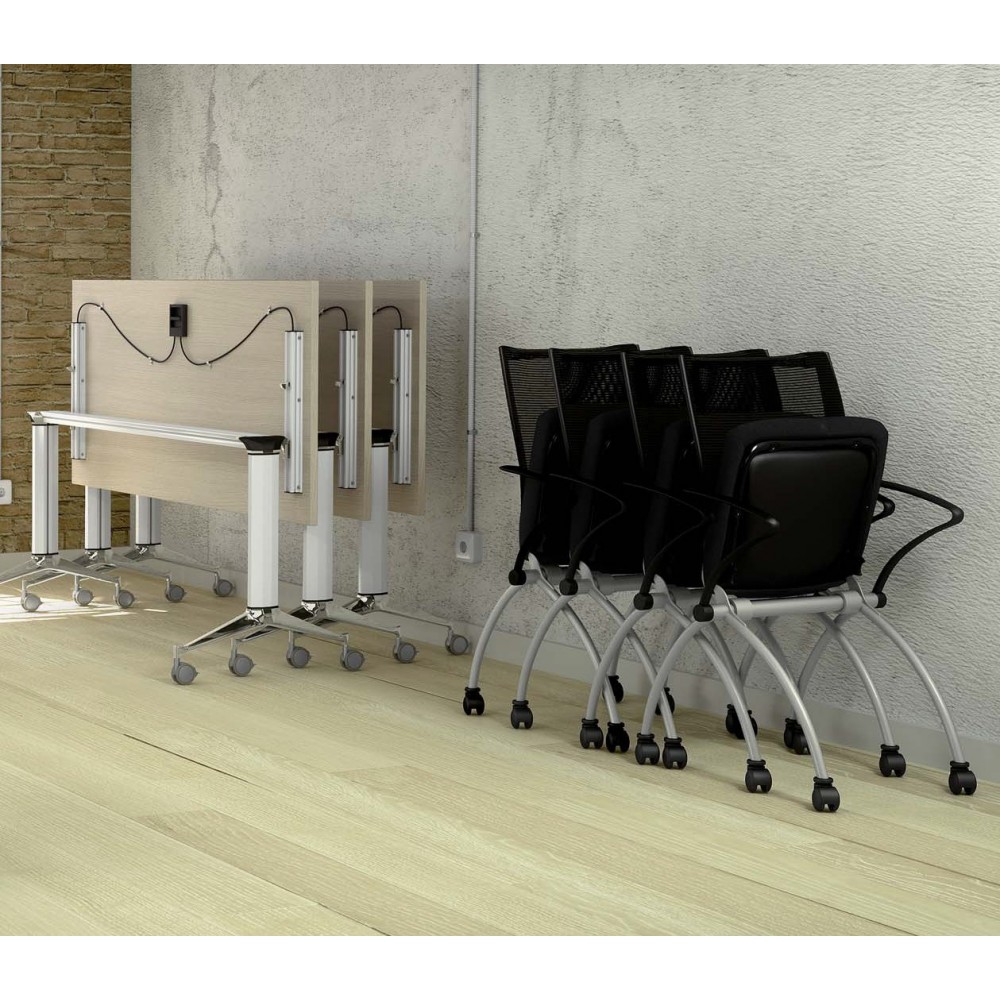 Chaises AUSTRIA et tables pliées et rangées. Optimisation de l'espace.