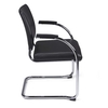 Fauteuil CLOE, luge empilable. Ses accoudoirs ouverts lui donnent sa touche de modernité.