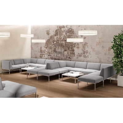 Banquette ASTRO : configuration sobre, tissu gris, mélant assises et tables basses.