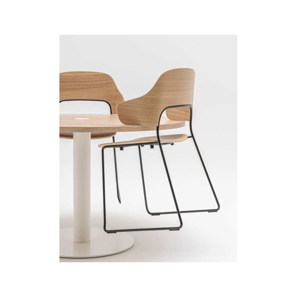Chaise ALFI : le dossier enveloppant permet l'appui sur table. Facilite le nettoyage des sols. 